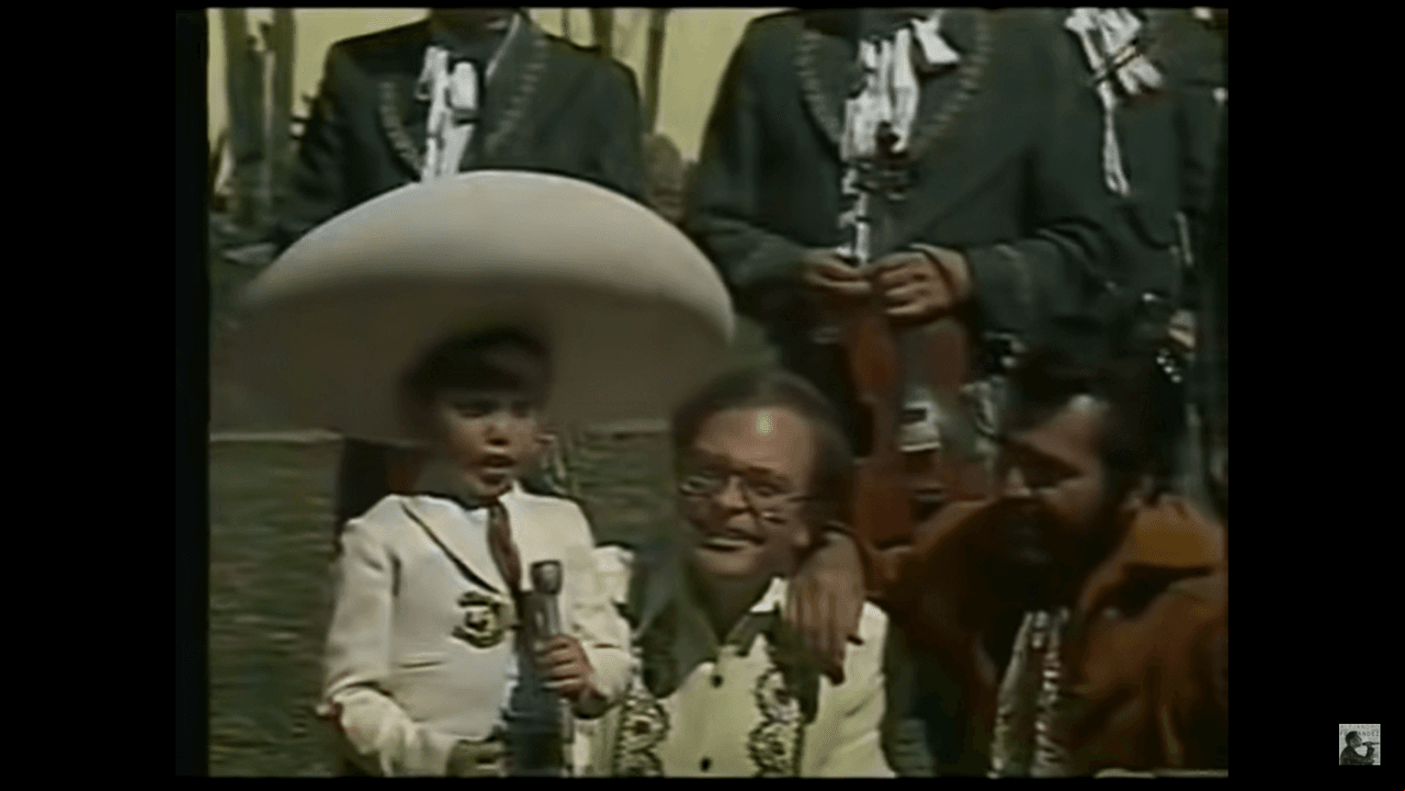 En aquella ocasión, ‘El Charro de Huentitán’ invitó a su hijo a cantar frente a Raúl Velasco. Penoso, el pequeño se resistía, hecho que provocó que su padre le dijera las frases: ‘No seas ranchero’ y ‘Ándele mijo’.