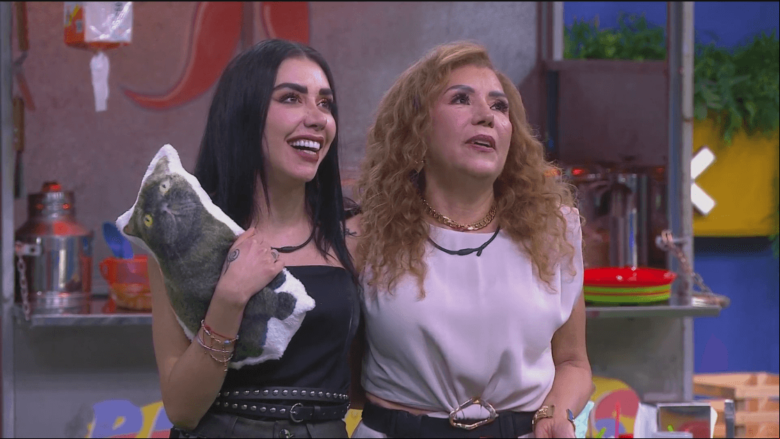 Karime recibe una almohada de Norris