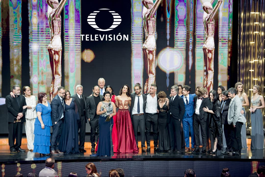El elenco de La candidata feliz por su triunfo.