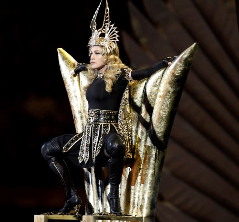 Madonna vistió como Cleopatra en un show en el que estuvo acompañada por CeeLo Green y LMFAO en el 2012
