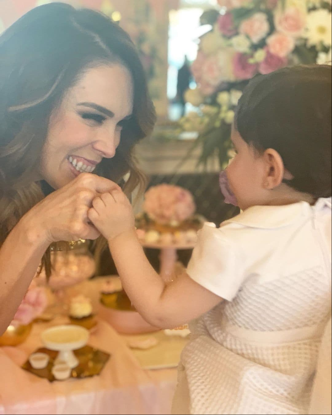 “Mi Valentina hermosa, ahijadita, que Dios te de una vida llena de amor y muchas sonrisas. ¡Te quiero mucho! #BautizoValentina”, escribió la conductora de ‘Netas divinas’ en su publicación.