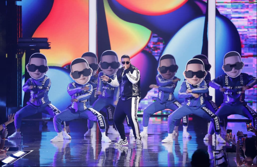 Daddy Yankee, el máximo exponente del reggaetón en el mundo, se ubica en el séptimo puesto con 16 Premio Lo Nuestro, entre los que destacan el que reconoció su trayectoria con un impresionante homenaje que reunió a grandes artistas del género.
