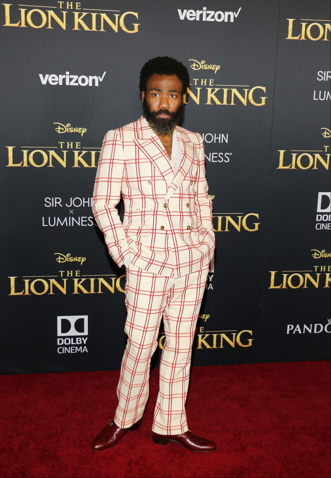 El actor y cantante Donald Glover usó un traje con estampado tweed, siendo fiel a su original estilo.