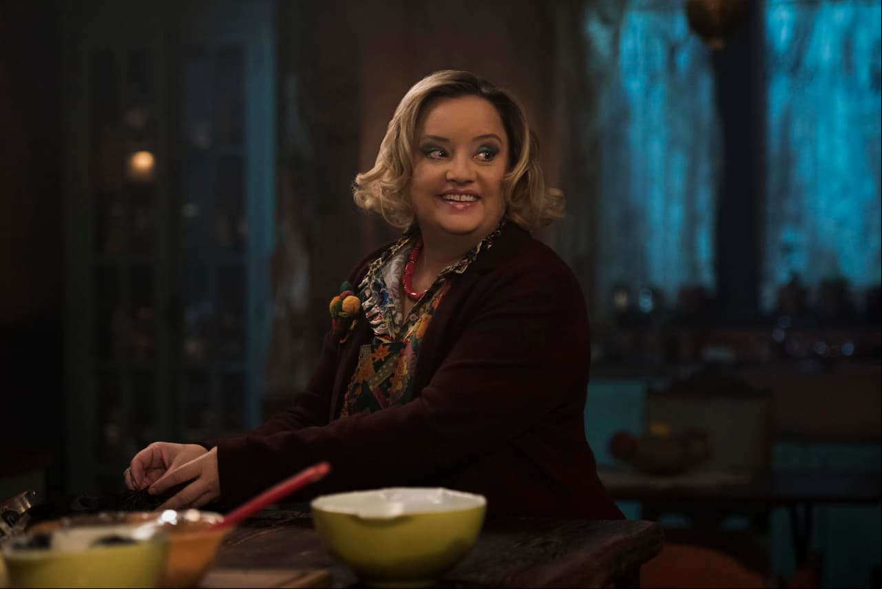 “Hilda Spellman” (Lucy Davis) es una de las dos tías brujas de Sabrina. Tiene un cálido sentido del humor combinado con una vena macabra. Es experta en la preparación de hechizos de desprecio y posiciones de amor.
