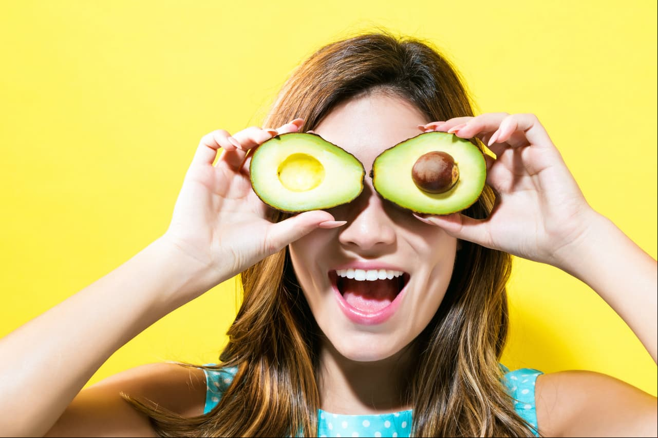 2. Aguacate: Además de ser rico en vitamina E, estimula la formación de colágeno.
