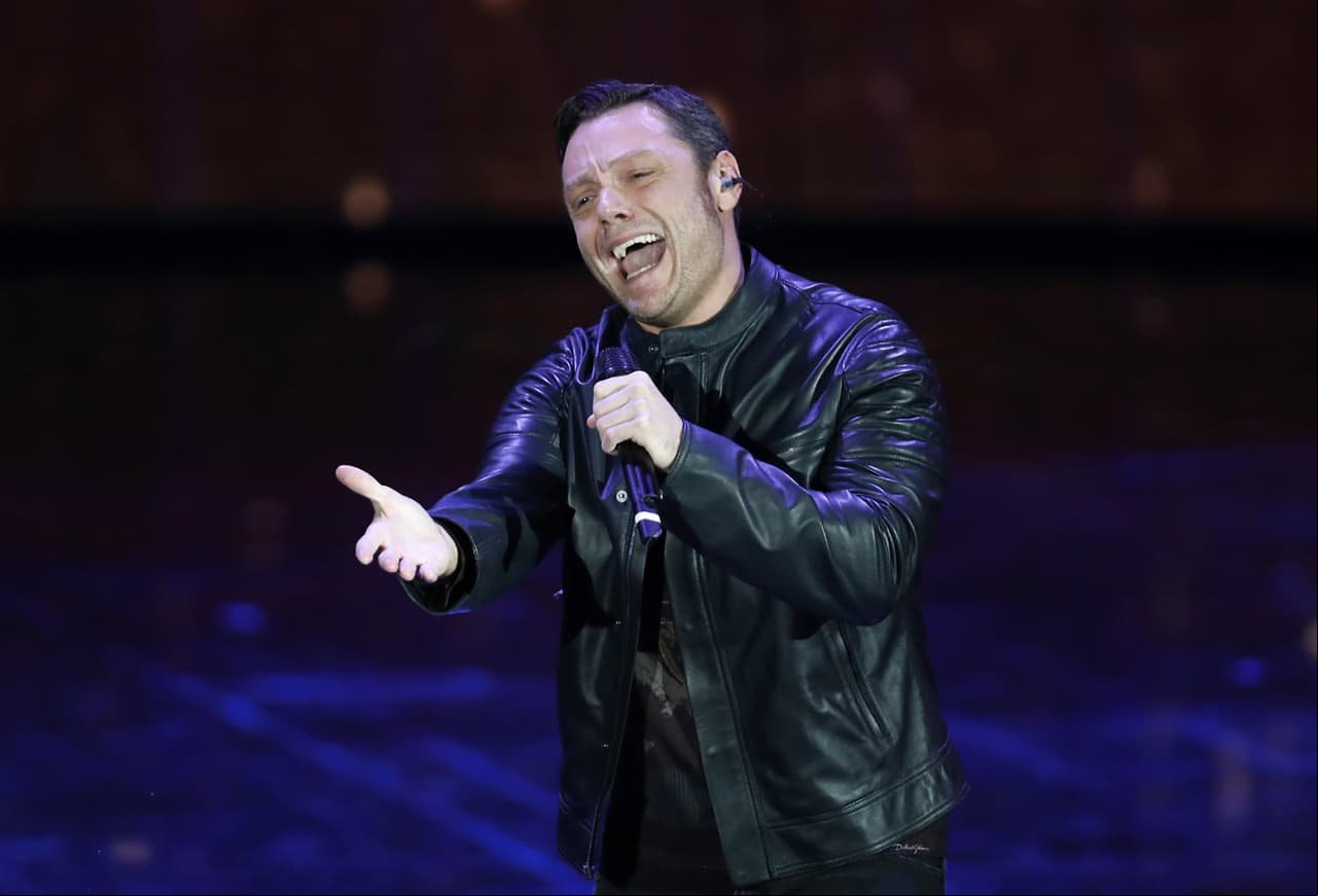 En 2010, Tiziano Ferro confesó que es homosexual en una entrevista a Vanity Fair, en la que comentó que sus primeras dudas sobre su sexualidad se remontan a su adolescencia, cuando le confesó a su novia que se sentía atraído por los chicos.
