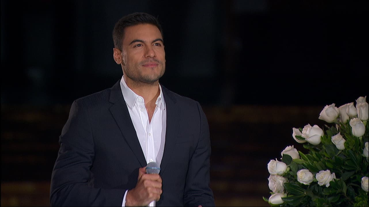 Carlos Rivera soñó desde adolescente con cantarle a la Virgen. Ahora que es una figura reconocida, el intérprete la visita cada año para cantarle con amor, haciéndolo esta noche con el tema “Hoy vengo a ti”, de su autoría y pedir por nuestra tierra.