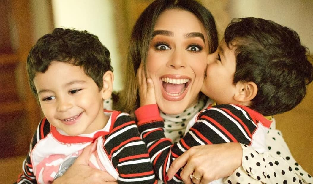 Biby Gaytán a los 42 años. La extimbiriche recibió a los gemelos Daniel y Manuel en junio de 2014, a la edad de 42 años. Sin embargo, ellos no son sus únicos hijos, ya que ya era madre de Eduardo, Ana Paula y Alejandra, quienes tienen una gran diferencia de edad con los pequeños, pero a quienes adoran.