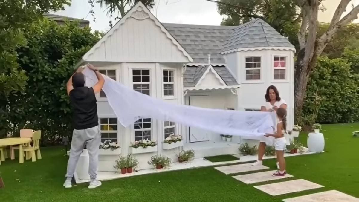 La casa de juguete de la primogénita de la conductora está pintada casi por completo en color blanco, mientras que el techo tiene detalles en gris oscuro, hecho que la hace parecer un castillo.