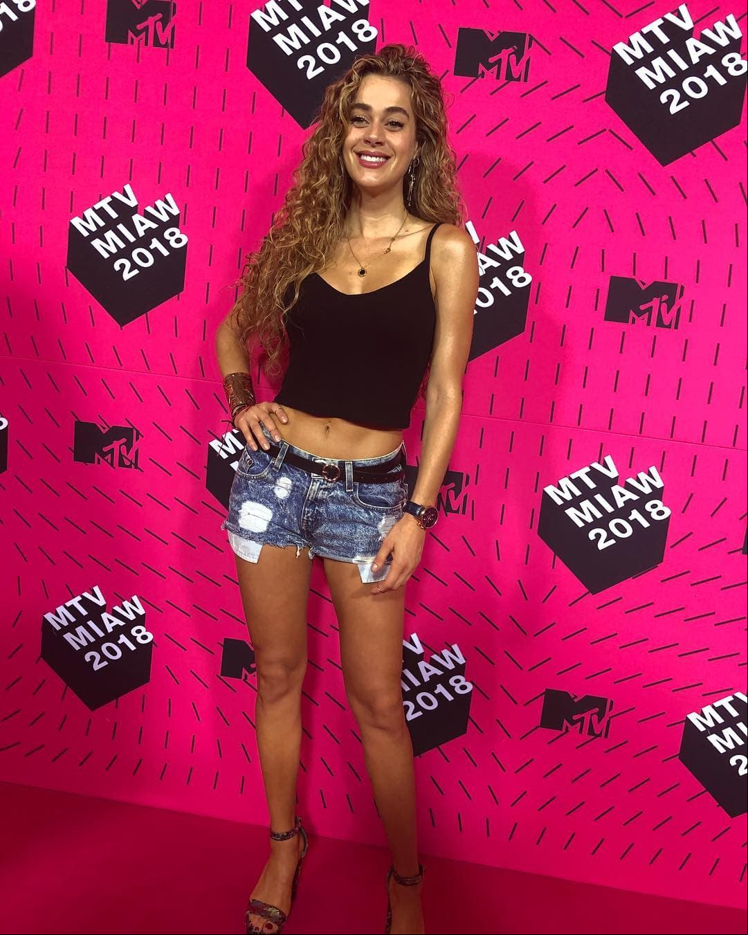 Candela Márquez incendió con su look adhoc con la temporada. ¿A poco no luce súper sensual?