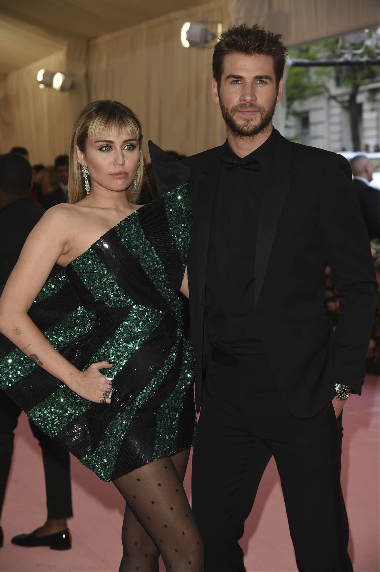 Miley Cyrus está casada con Liam Hemsworth, pero también salió con la modelo Stella Maxwell. “Estoy en una relación hetero, pero todavía me siento sexualmente atraída por las mujeres”, comentó la cantante en entrevista para Elle.