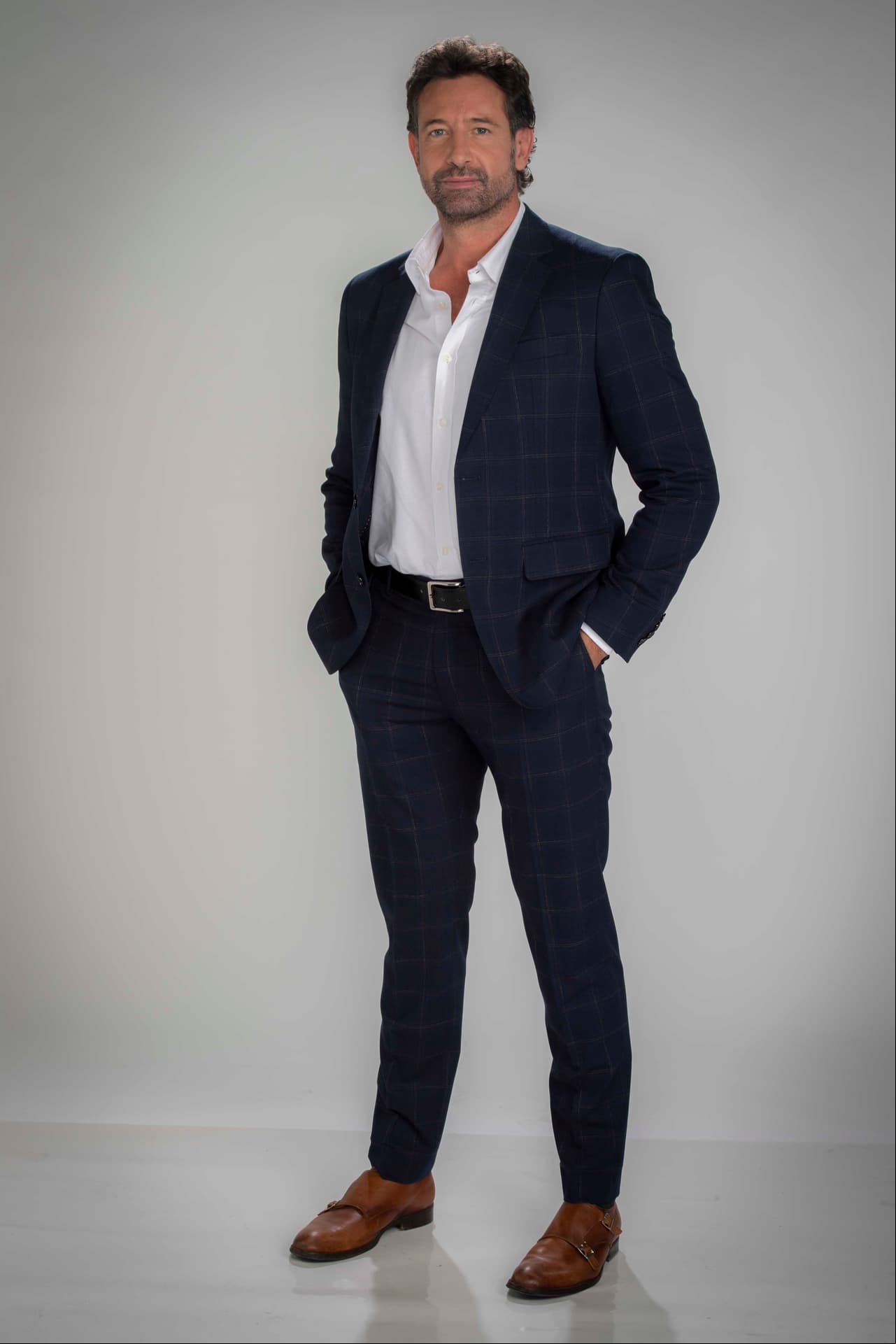 Gabriel Soto, quien regresa a las telenovelas tras "Soltero con Hijas", da vida a 'Pedro', un exitoso empresario y mano derecha e hijo adoptivo de 'Olmo'. Renunció a su sueño de ser arquitecto y se casó con Marina en gratitud a su padre.
