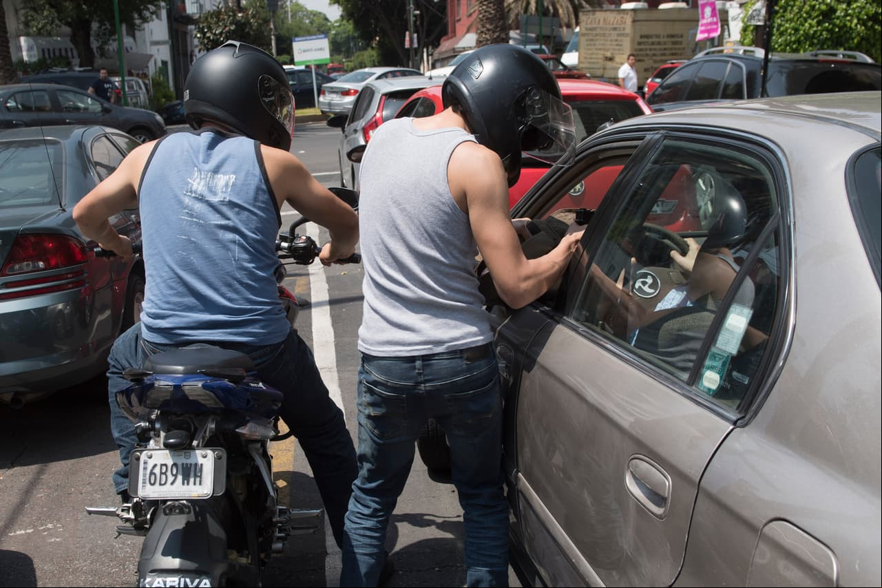 El miedo te invade cuando dos sujetos en moto llegan y te apuntan con un arma.