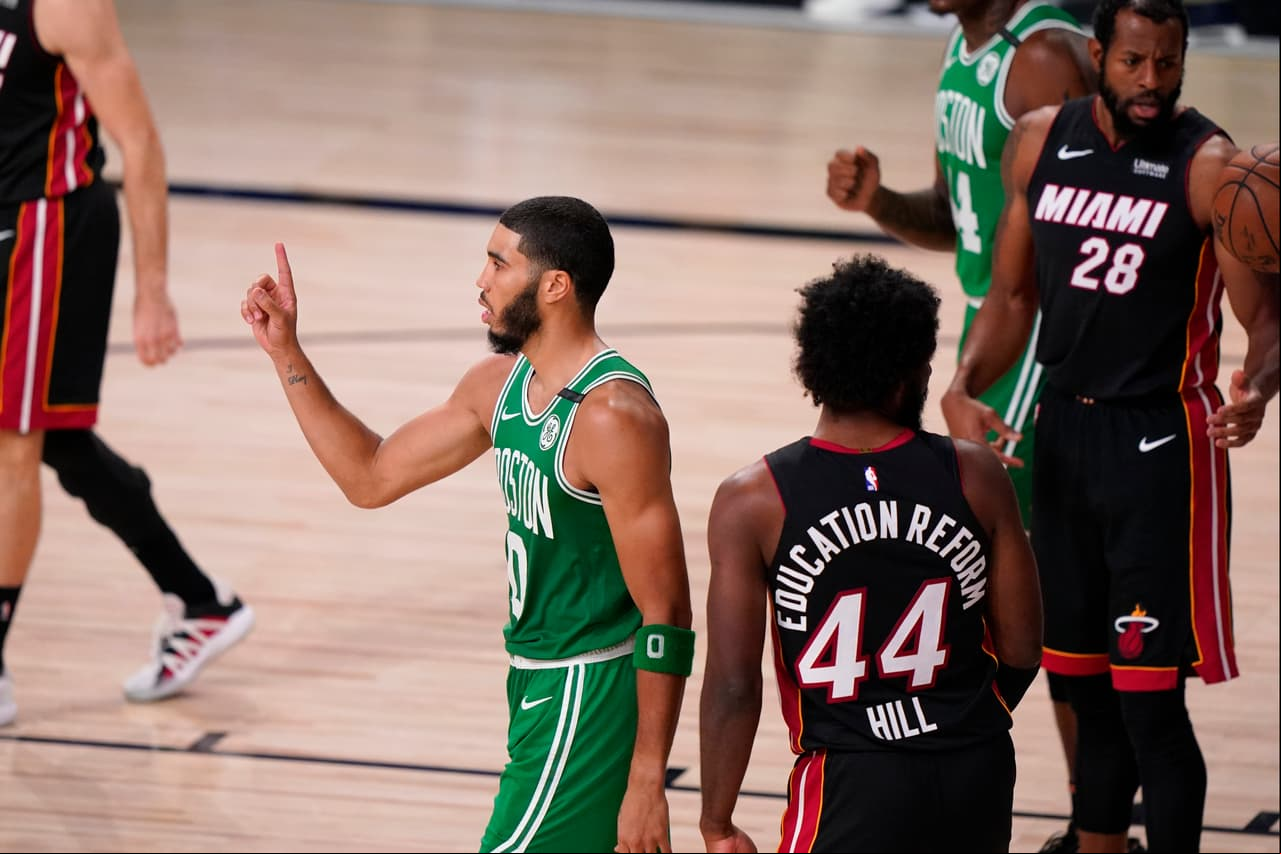 El novato Tyler Herro se echa al equipo de Miami al hombro y anota 37 puntos en la victoria 109-112 sobre los Boston Celtics.