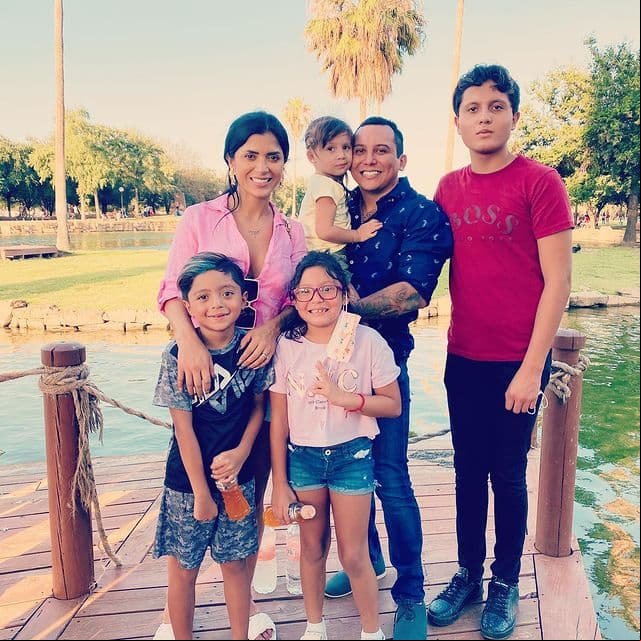 Edwin Luna ha exhibido a través de redes sociales su cariño por los hijos mayores de su esposa Kimberly Flores, Elian y Damian.