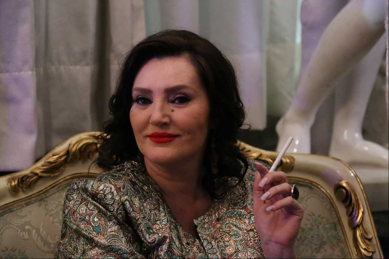 Danny se acerca a Lupita para ofrecerle su ayuda y proponerle ser su representante.