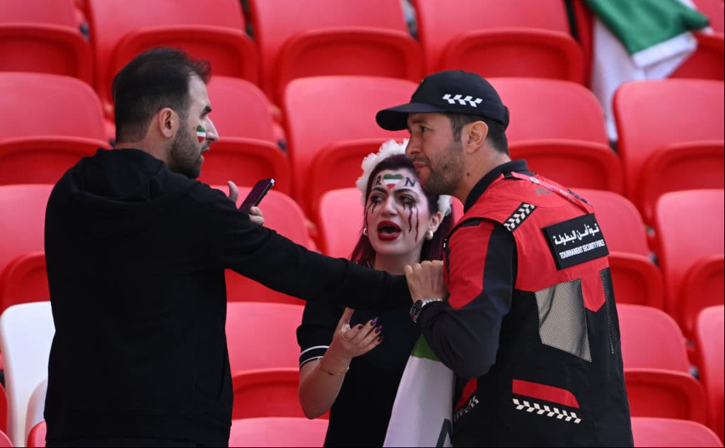 Miembro de seguridad pidió retirar la playera de protesta por Masha Amini.