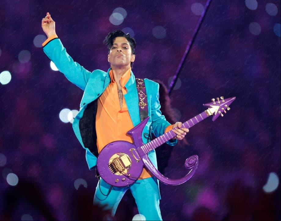 En medio de una tormenta eléctrica, entre lluvia y fuegos artificiales Prince invadió la cancha del Super Bowl en 2007. Dentro de las canciones que interpretó el rockero fueron ‘Let's Go Crazy’, ‘Best of You’ y ‘Purple Rain’.