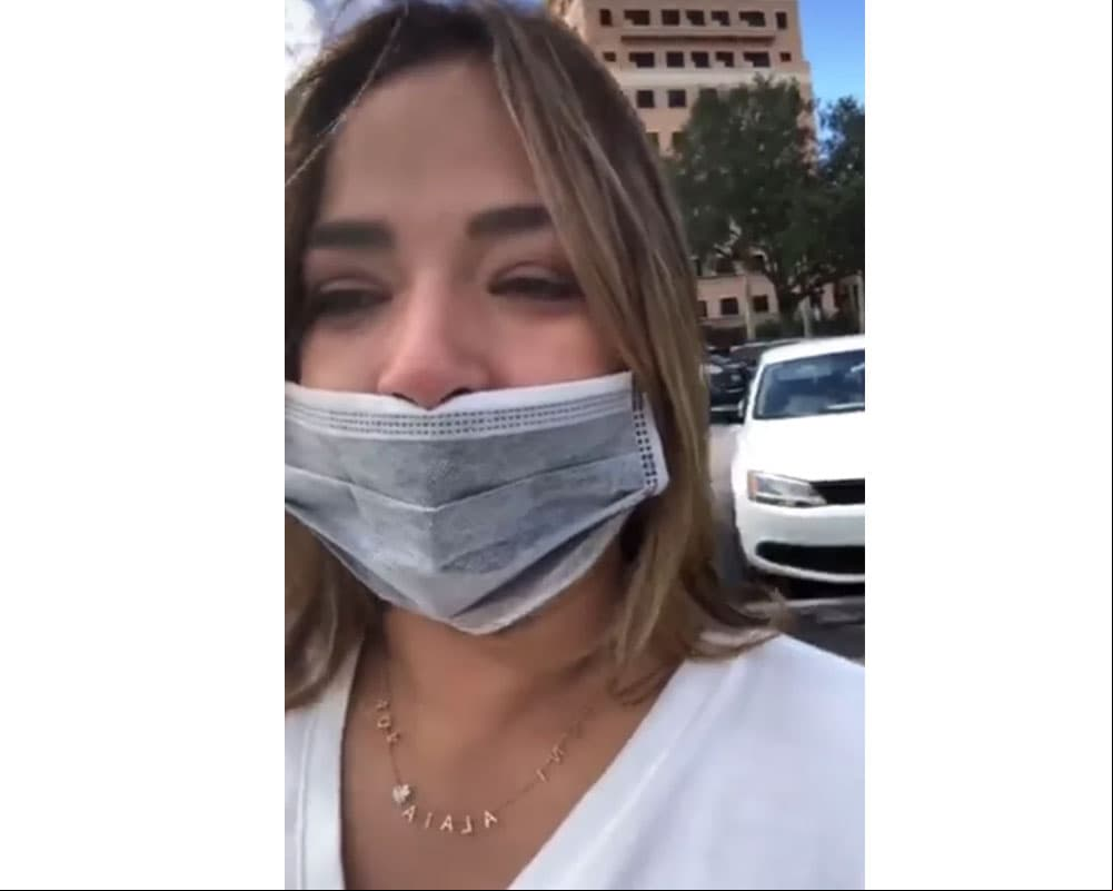 Adamari López al salir de la clínica