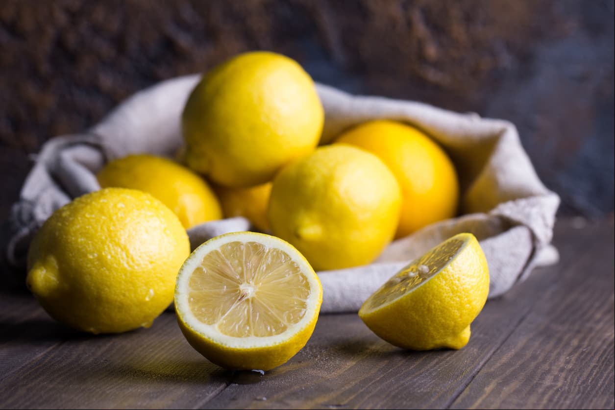Limón. Remueve las marcas y tiene la función de prevenir malos olores. Lo único que se debe hacer es partirlo y frotarlo durante dos minutos; se deja actuar por 15 minutos y luego se enjuaga.