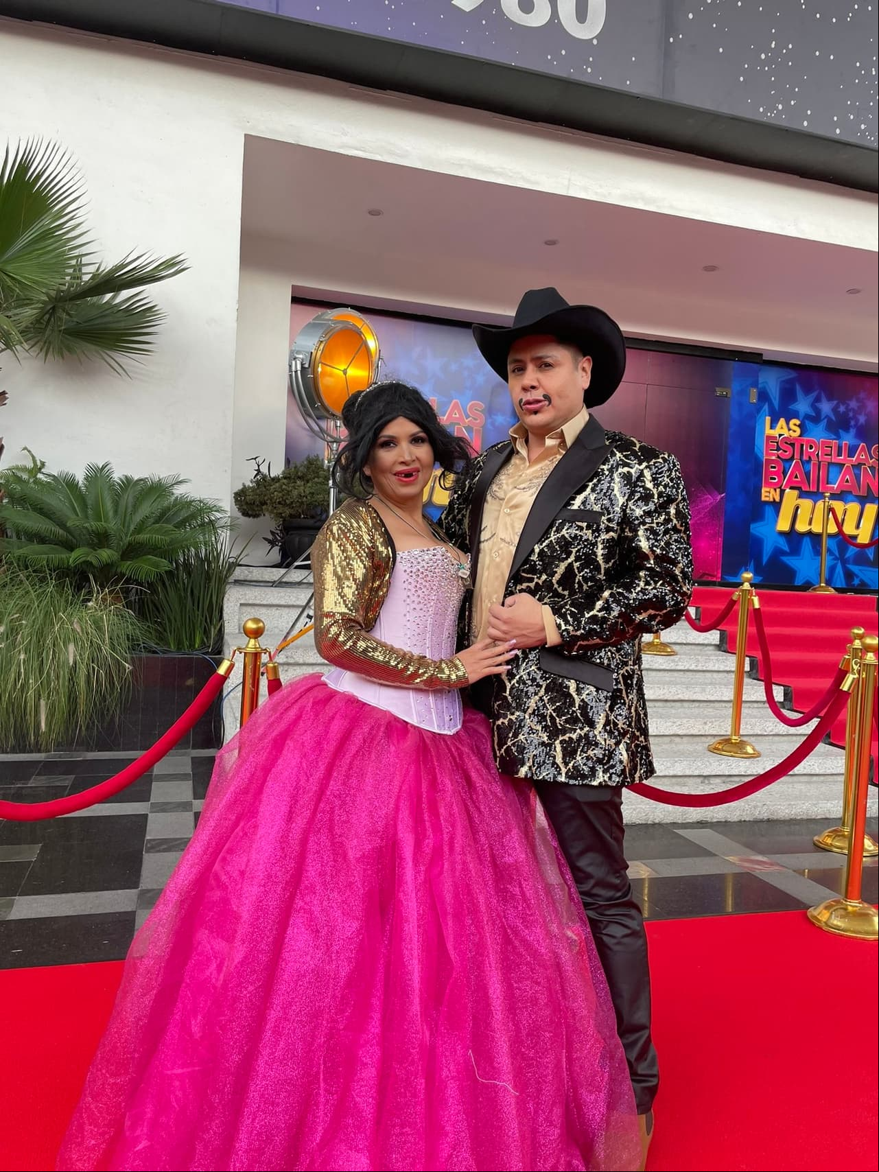 La Chupitos y El Indio Brayan fueron los primeros en aparecer en el encarpetado, donde la comediante lució un vestido de XV Años.