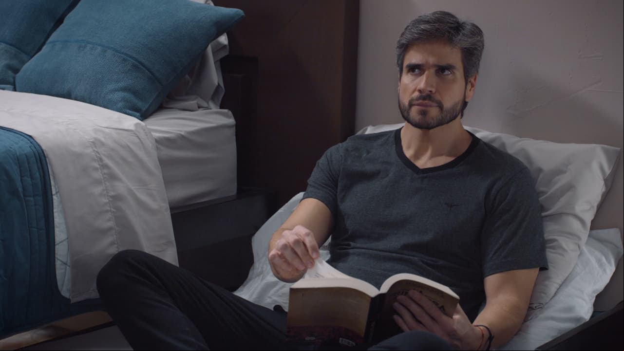 En "S.O.S Me estoy enamorando", 'Alberto' estaba cómodamente leyendo en su habitación cuando recibió una inesperada visita.