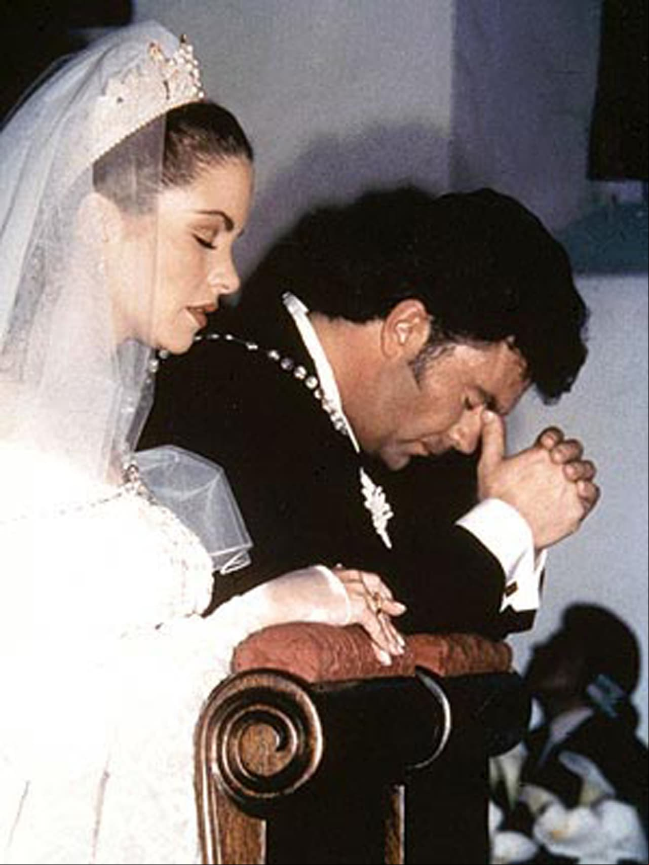 Para su boda, Lucero lució un increíble vestido con escote bardot y una larga cola, la cual contrastó perfecto con la tiara que lució sobre su cabeza.
