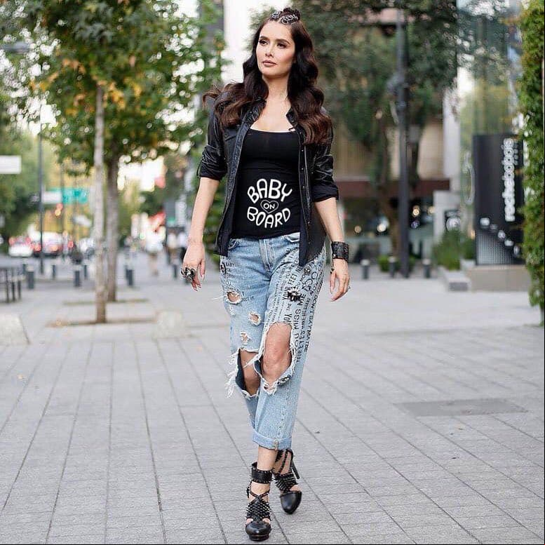 “Mi dulce y maravillosa espera”, precisó la actriz al pie de una foto en la que aparece con un pantalón, de diseño desgarrado, chamarra negra y una blusa del mismo color con la leyenda “bebé a bordo”.