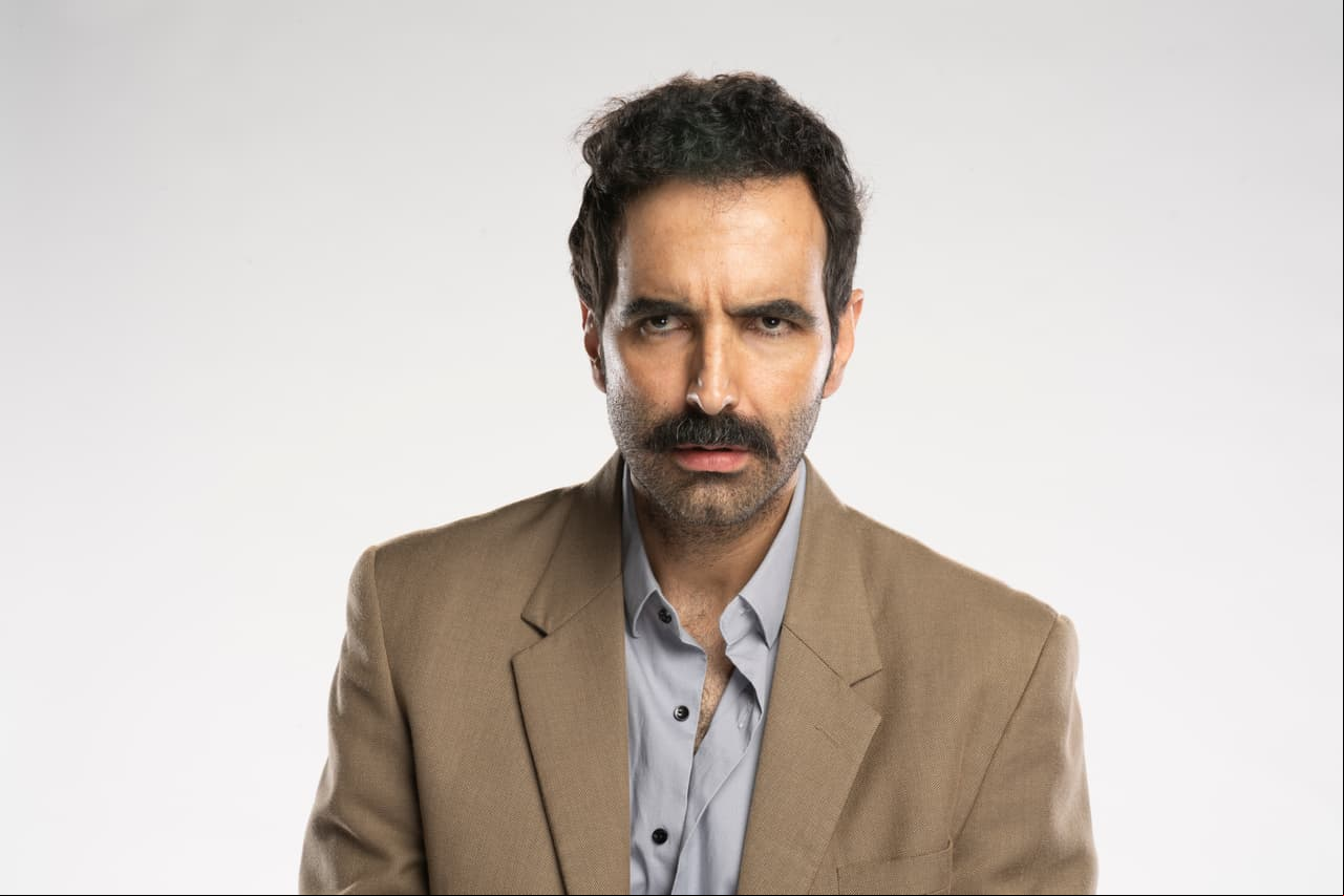 Beltrán Camacho y Macario "El Chino" Valdez (Arturo Barba). Un apocado profesor universitario de Antropología. Tiene una esposa, Alicia, y un hijo, Javier. Es hombre de pocos riesgos, estudioso y monótono.