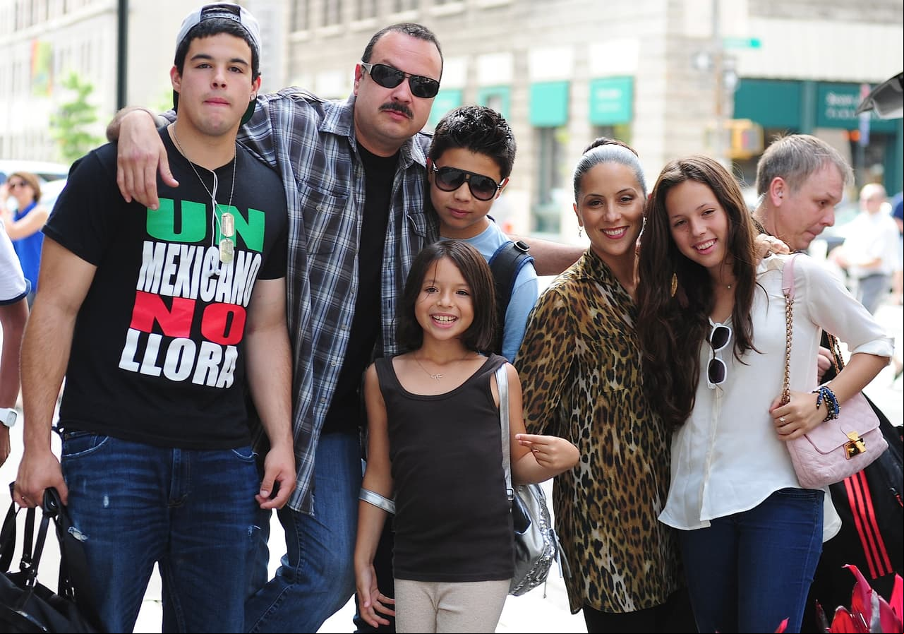 Incluso en diversas ocasiones, los paparazzi captaron a Pepe Aguilar y a sus cuatro hijos de paseo por las calles de Los Ángeles, dejando claro la gran relación que tenían todos sus descendientes.