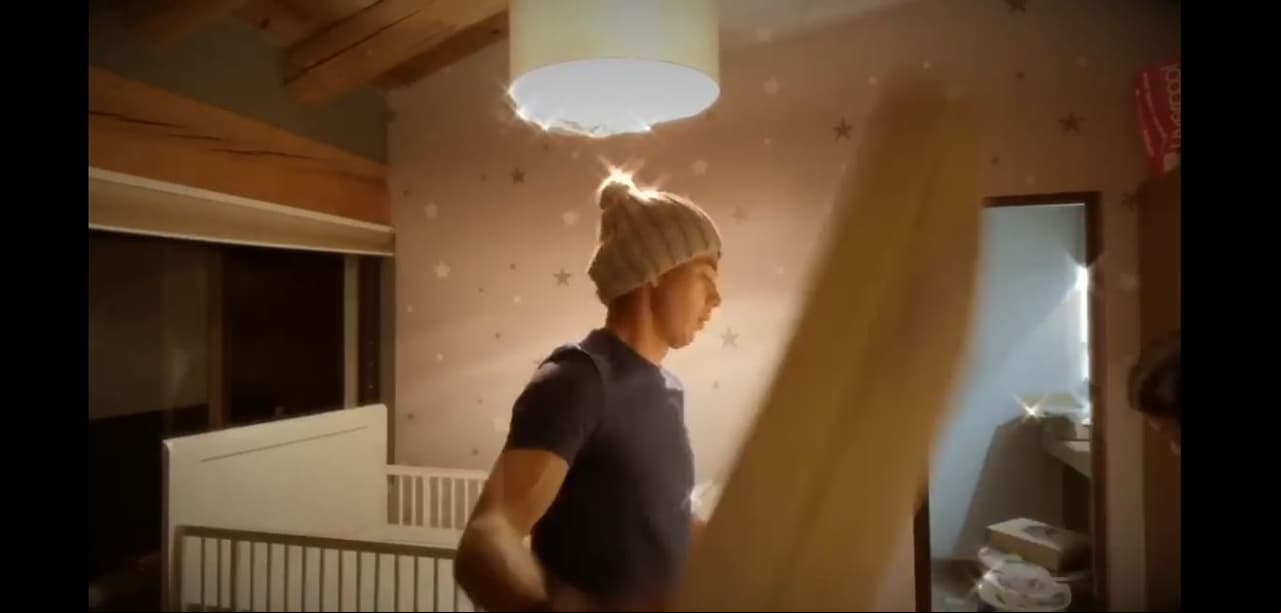 La iluminación fue decorada con una lámpara principal clásica, redonda en color blanco.