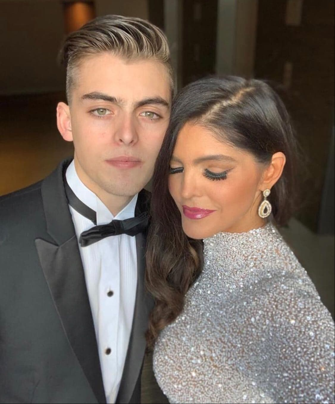 Recientemente, la cantante reveló que su primer matrimonio duró solo tres meses, pero no quiso revelar la identidad de esta pareja. Por lo que su primera relación conocida fue al lado del empresario Édgar Gallardo, con quien tuvo a Emiliano, quien nació el 4 de noviembre del año 2000. No obstante, la pareja se separó al poco tiempo y al tratarse de alguien que no se desenvuelve en el medio del espectáculo, no se tienen más detalles de éste.