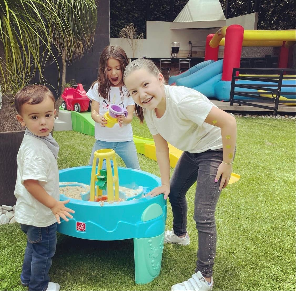 "Sin embargo, nos hicimos grandes, nos hicimos fuertes. Muchos decidimos hacer de esta experiencia un aprendizaje. Y hoy festejamos el fin de ciclo escolar de nuestra amada #GiaDeMiCorazon, que se la rifó como las grandes. Destacando por su esfuerzo , sus ganas de aprender y hacer las cosas bien. Estamos profundamente orgullosos de ti, mi amor", anotó una de las titulares de 'Cuéntamelo Ya!'.