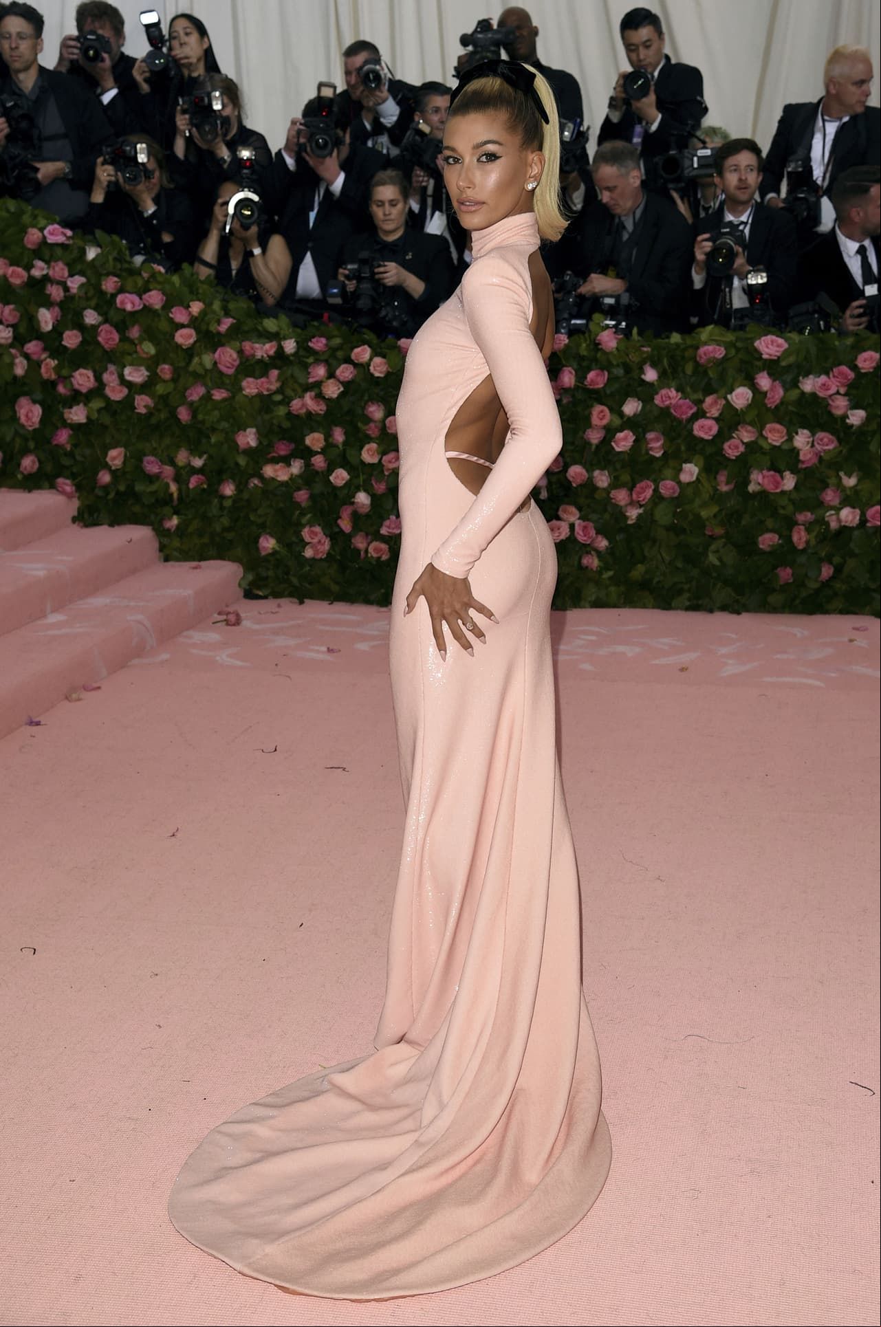 Hailey Bieber optó por un vestido de manga larga con un corte bajo en la espalda diseñado por Alexander Wang.
