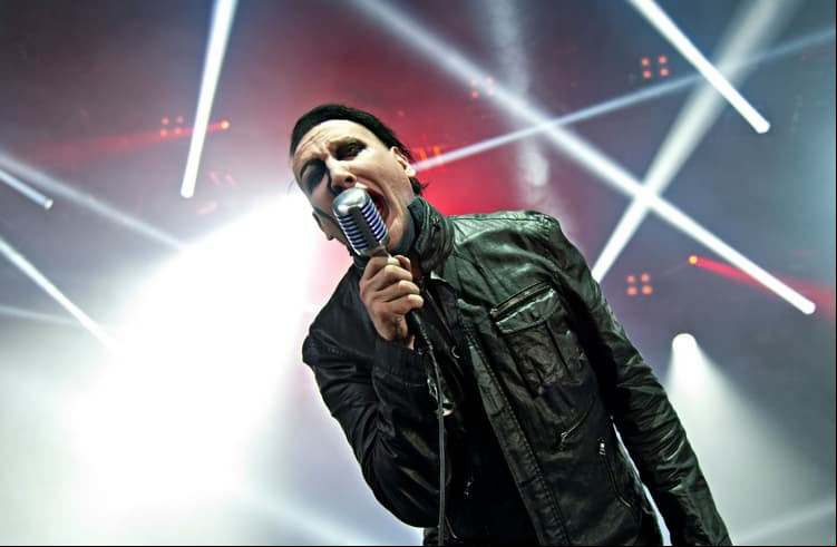 Marilyn Manson resulta aplastado en pleno concierto