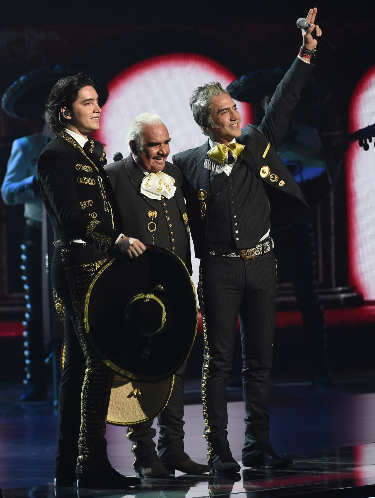 Vicente Fernández regresa del retiro para hacer historia al cantar con su nieto y Alejandro