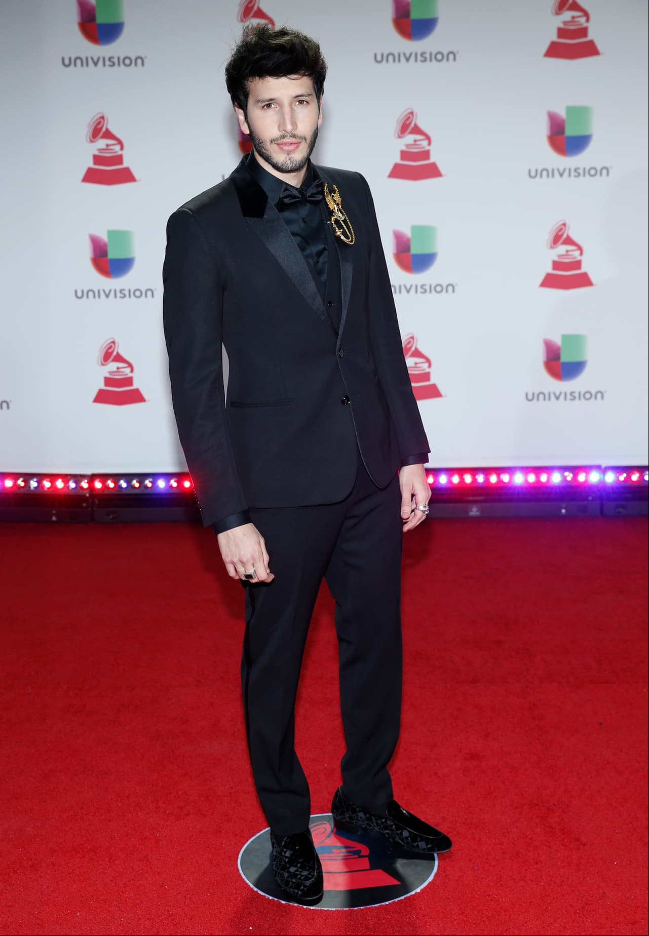 Aunque Sebastián Yatra optó por un traje en un solo color, no logró convencer en la alfombra roja.