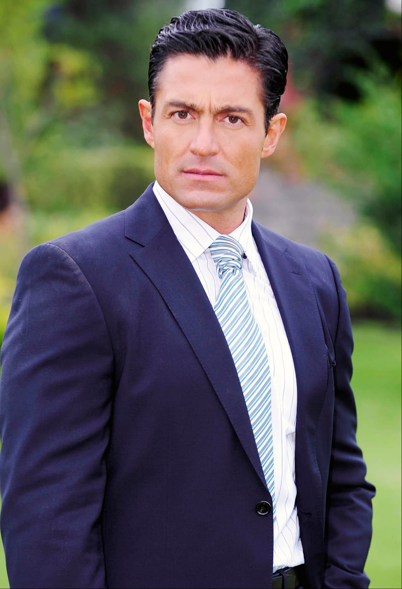 Fernando Colunga reaparece con nuevo look y paraliza las redes