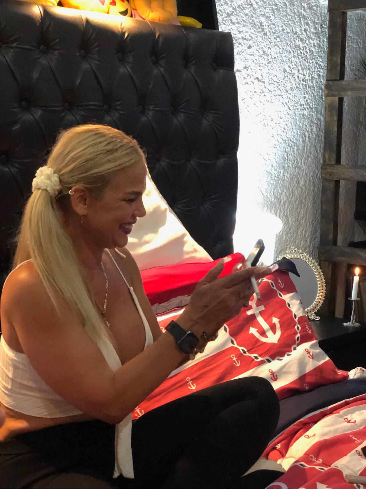 Compartiendo con sus fans el momento en redes sociales.