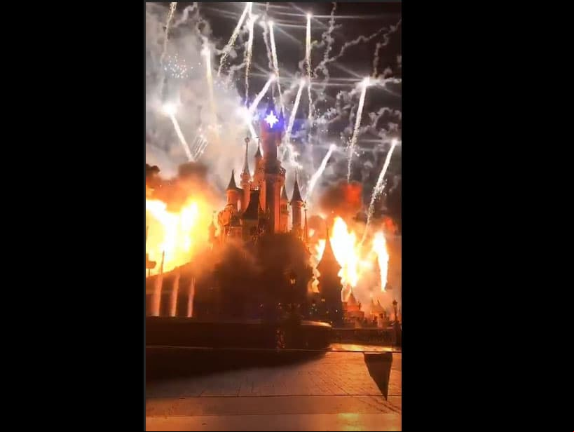 Además de los fuegos artificiales, la actriz presumió en redes que se subió a todos los juegos del parque de diversiones.