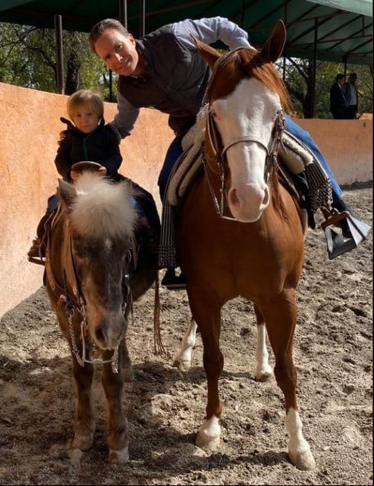 Manuel Velasco, esposo de Anahí, compartió una foto de su hijo Manuel, quien sorprendió con sus habilidades para montar a caballo