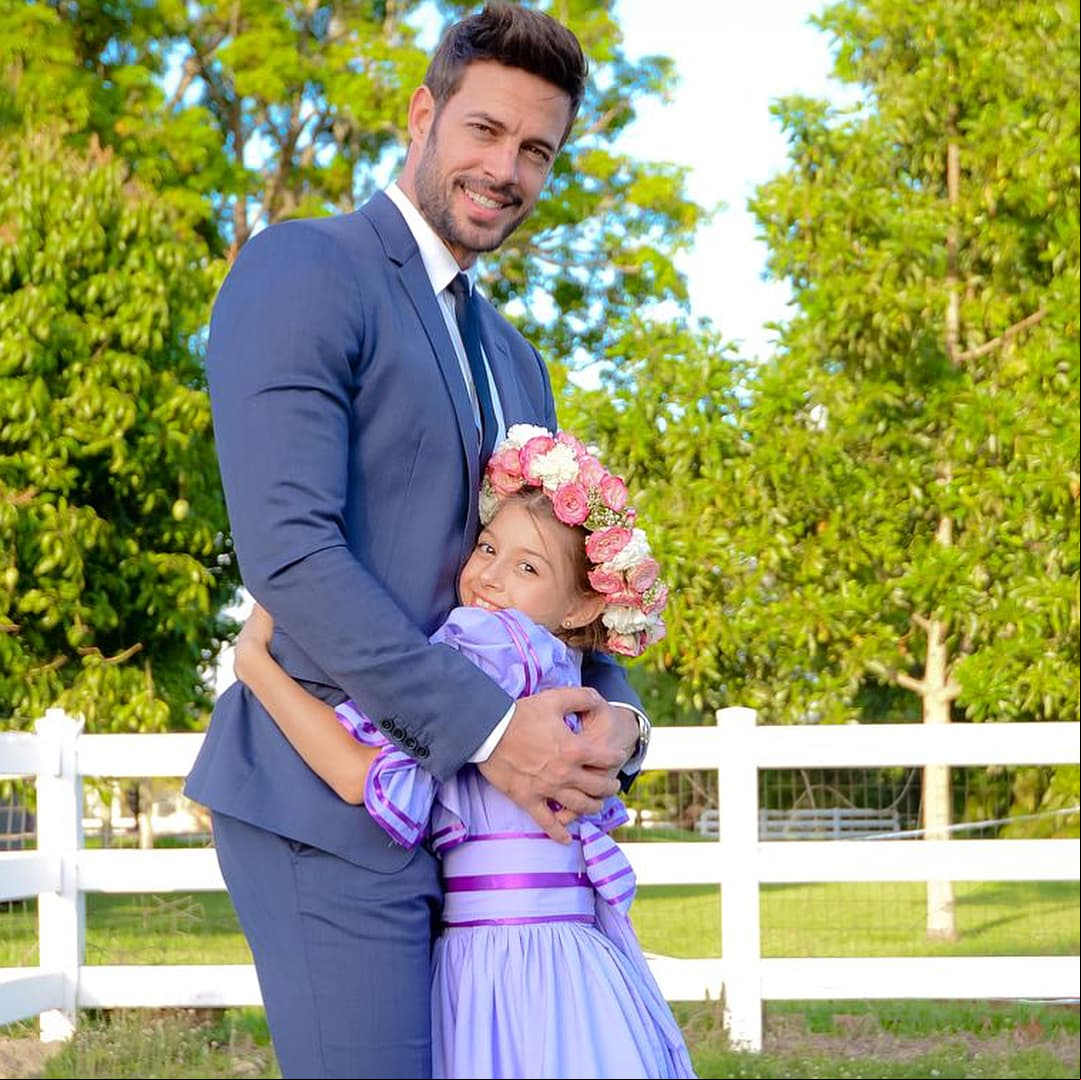 Es común que el actor aparezca abrazando a su hija en las redes sociales, consiguiendo miles de likes.