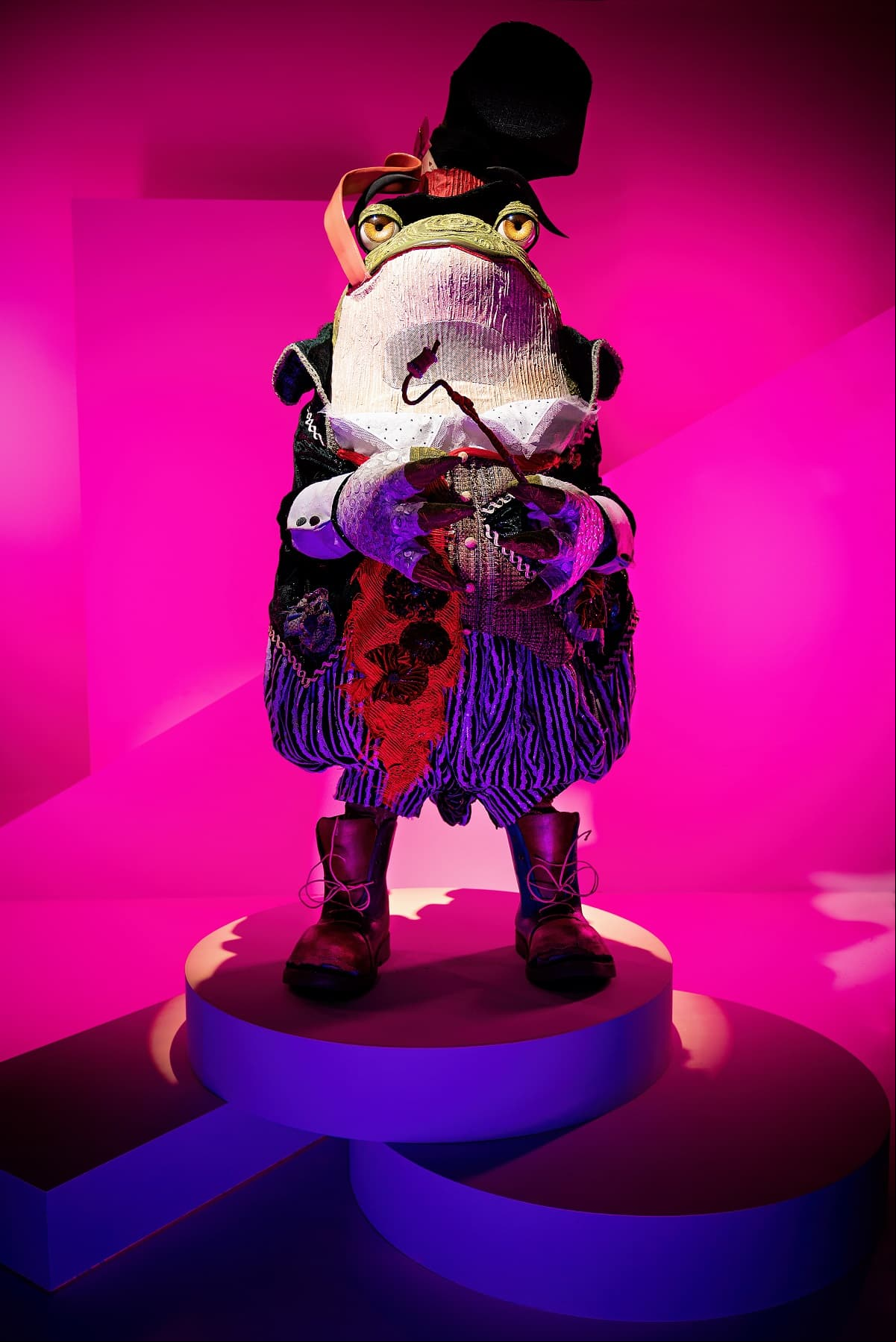 Sapo. Su mente es un mágico laberinto, es un sapo muy distinguido. Todos lo quieren conocer, porque si lo llegas a besar, podrás encontrar un verdadero tesoro.