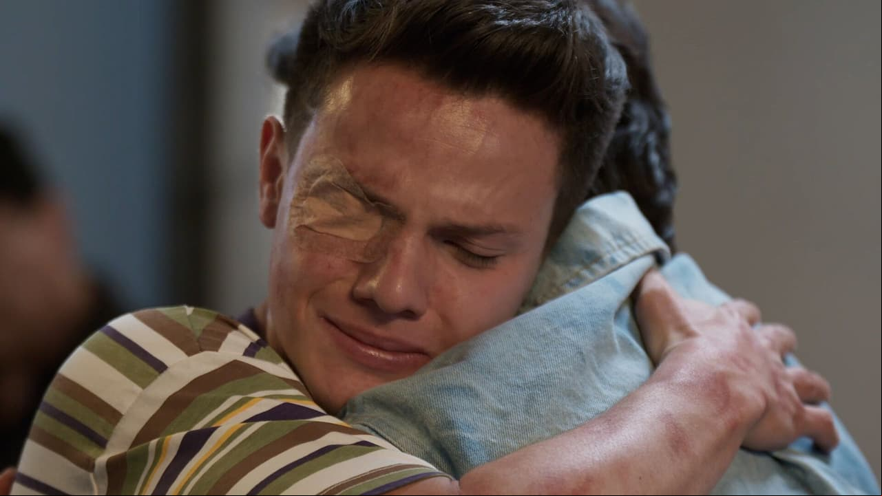 Benjamín acepta a Gael como su padre y se abrazan con amor