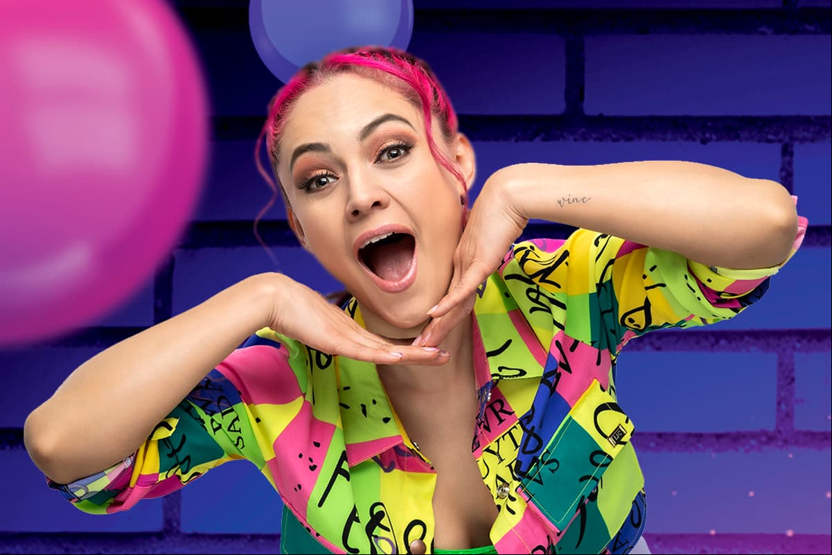 Jessica Segura es Jelipa Pérez, mejor conocida como Yani Pex, una chica muy hiperactiva, lo cual le ocasiona dificultades con sus compañeros del barrio. Es la “mil usos” de la vecindad.