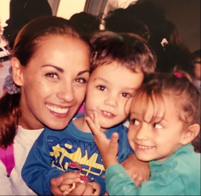 Sin embargo, aunque la relación no funcionaría, de esta unión nacerían sus dos únicos hijos: Paly y Michel, quienes se han convertido en talentosos y guapos jóvenes.