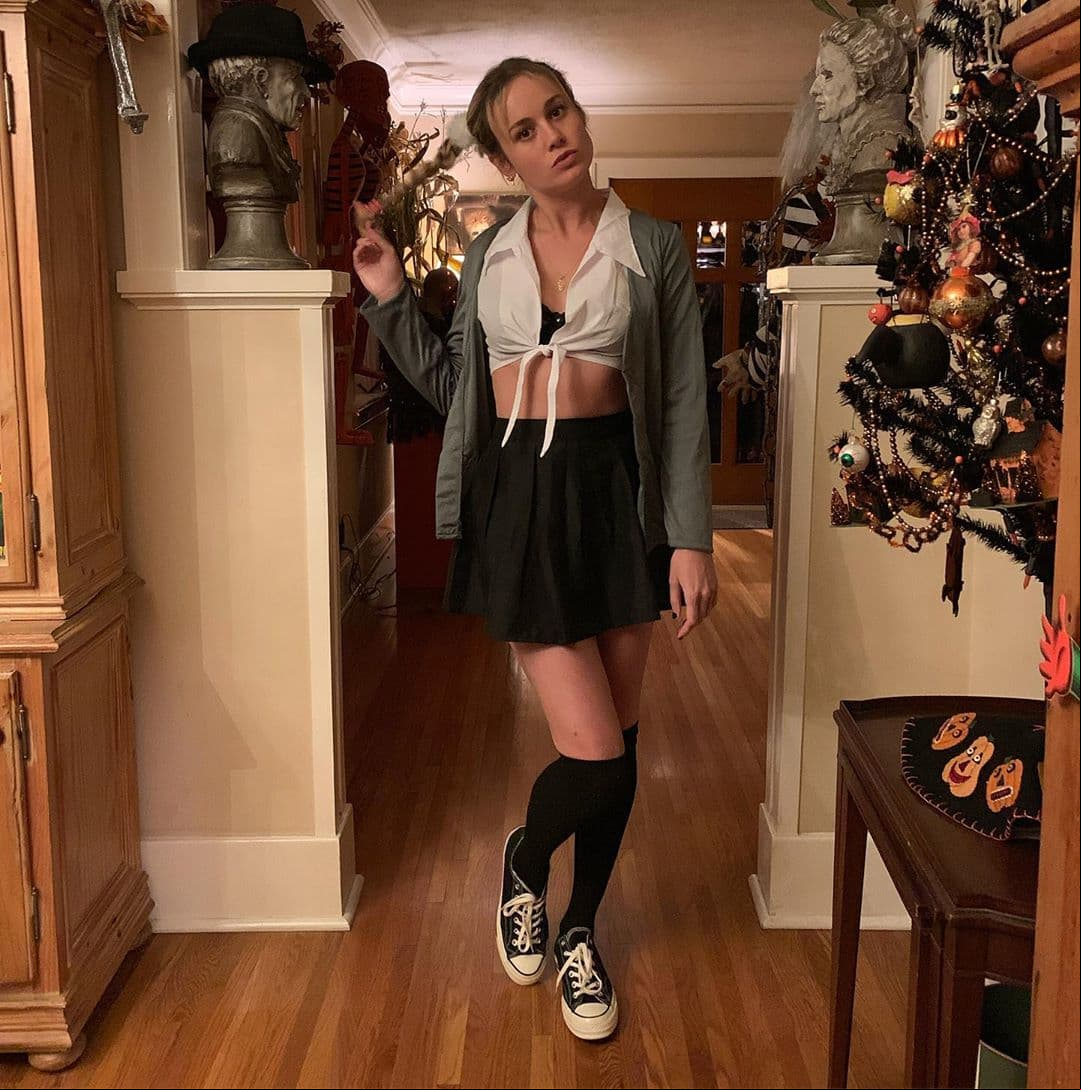 Brie Larson, la protagonista del filme ‘Capitana Marvel’ se disfrazó de Britney Spears en el video ‘Baby one more time’.