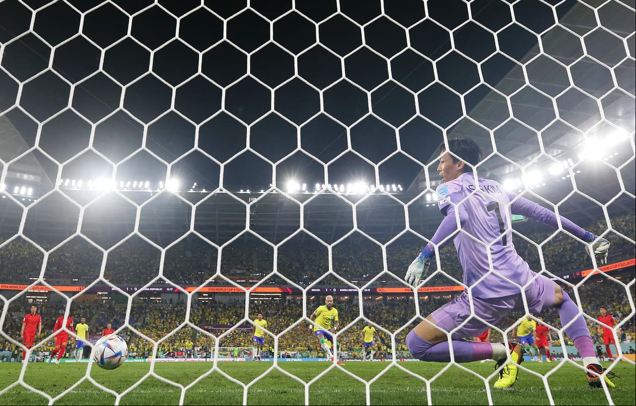 El arquero no pudo detener el balón del jugador del PSG.