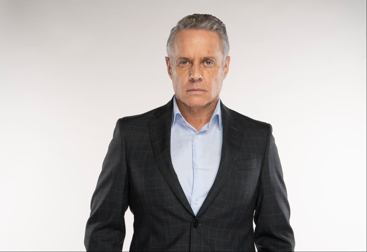 León Carvajal (Alexis Ayala). Magnate de los medios de comunicación en México, carismático, culto, mundano y de buen corazón.