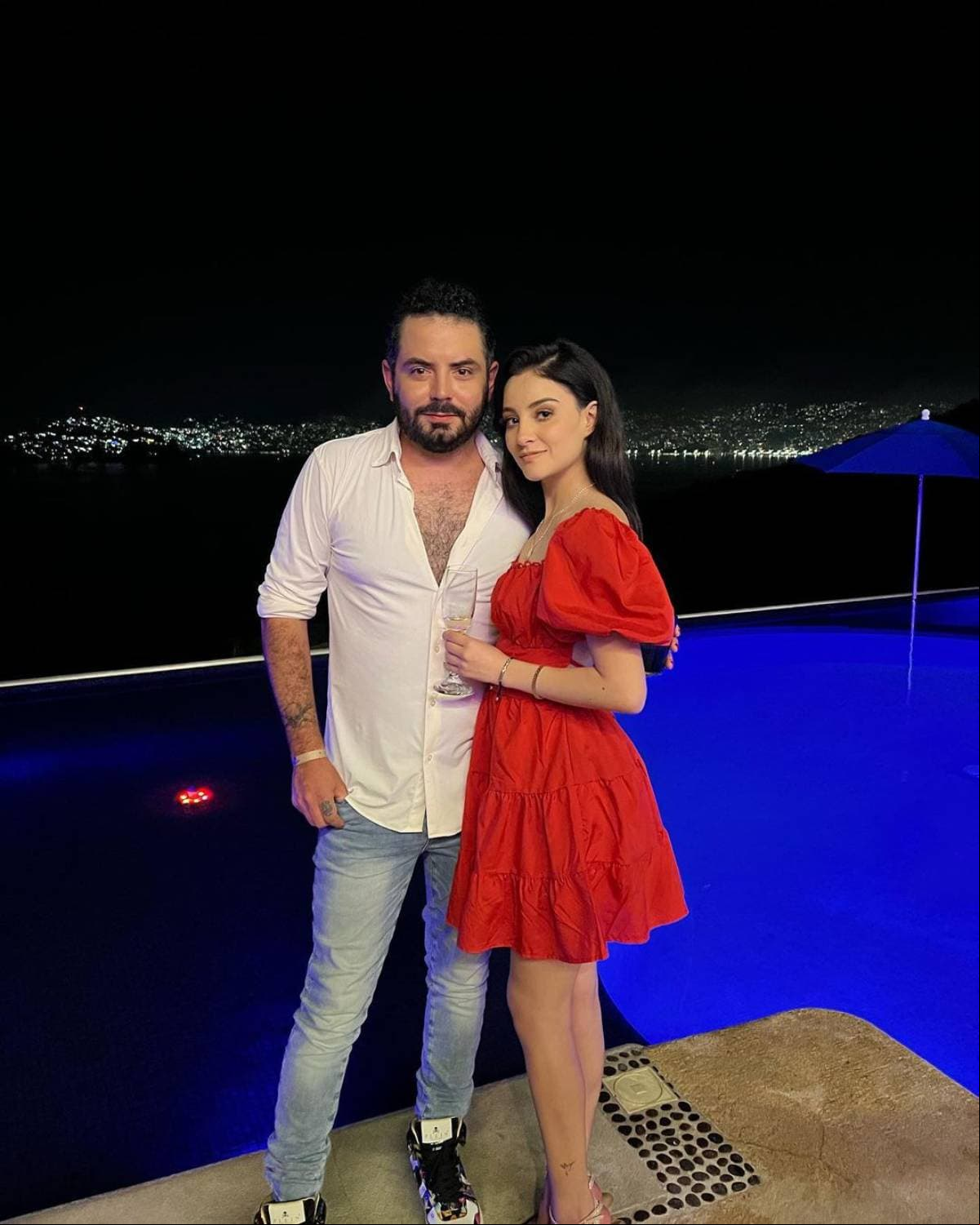 Pareja de José Eduardo Derbez se prueba vestidos de novia, ¿planea de boda?
